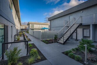 1662 Hollenbeck Ave in Sunnyvale, CA - Foto de edificio - Building Photo