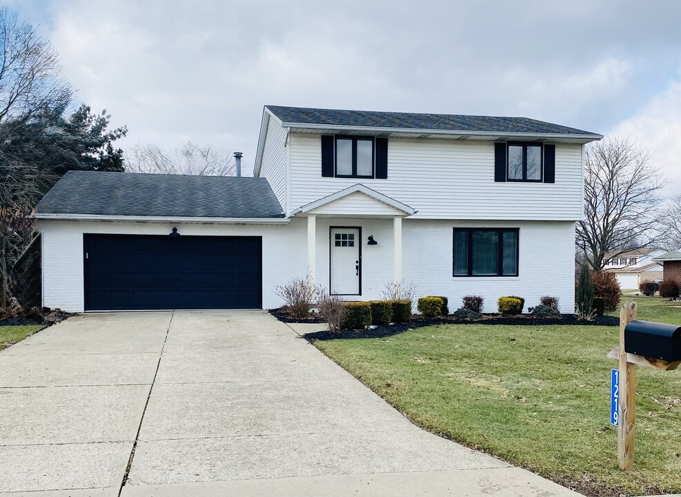 1219 Nancy Anna Ave NW in Massillon, OH - Foto de edificio