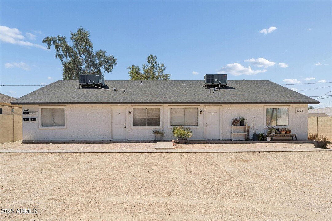 2739 E Tamarisk Ave in Phoenix, AZ - Building Photo