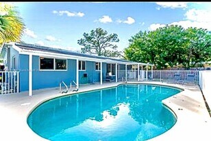 2233 SE 13th St in Pompano Beach, FL - Building Photo
