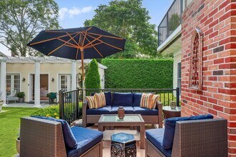 24 Jennings Ave in Southampton, NY - Foto de edificio - Building Photo