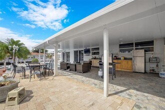 1311 NE 27th Way in Pompano Beach, FL - Foto de edificio - Building Photo