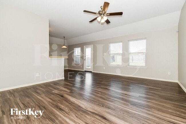 1821 Ridgecrest Dr in Terrell, TX - Foto de edificio - Building Photo