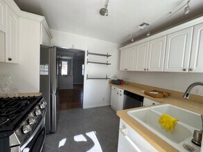 18020 Collins St in Encino, CA - Foto de edificio - Building Photo