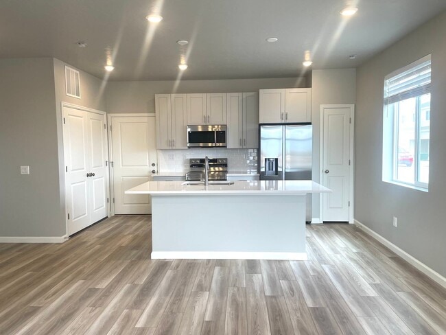 251 N Riverside Dr in Saratoga Springs, UT - Building Photo - Building Photo