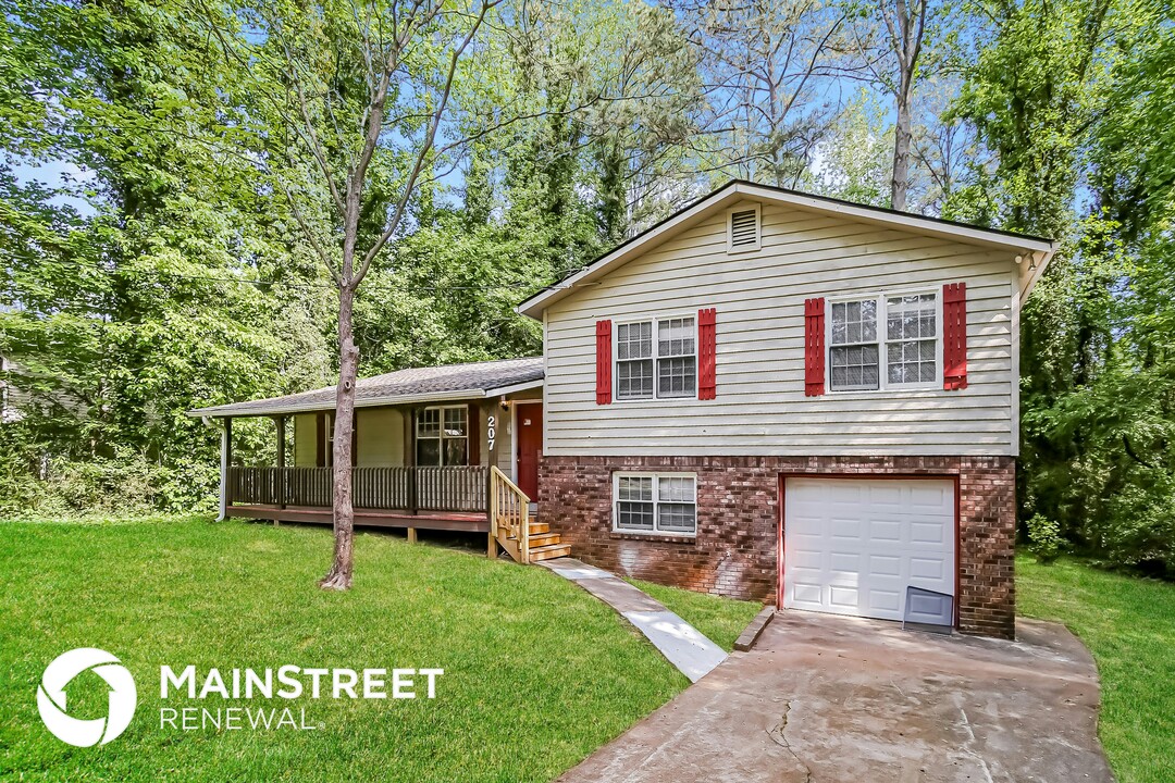 207 Carmichael Rd in Woodstock, GA - Foto de edificio