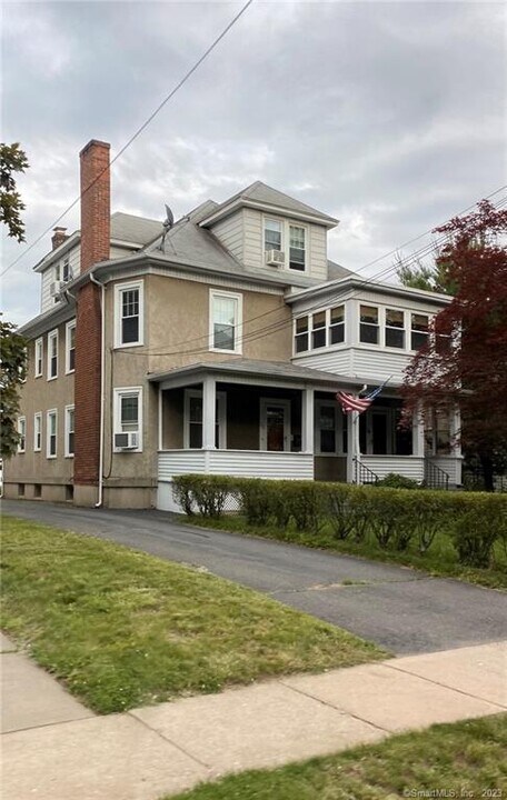 24 Maplewood Ave in West Hartford, CT - Building Photo