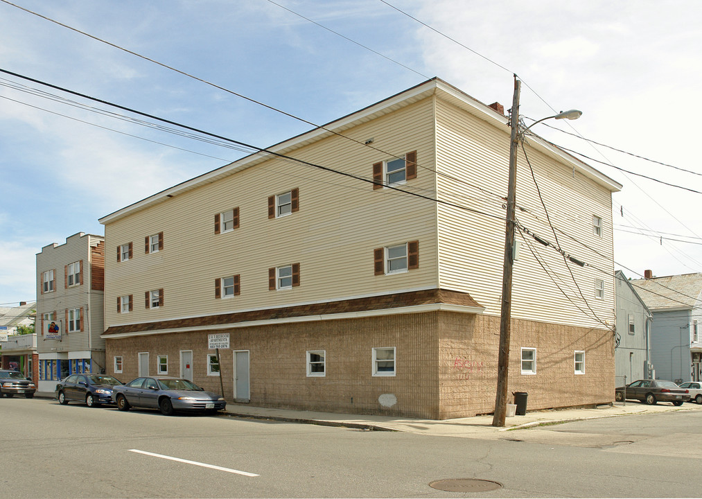 66 W Hollis St in Nashua, NH - Building Photo