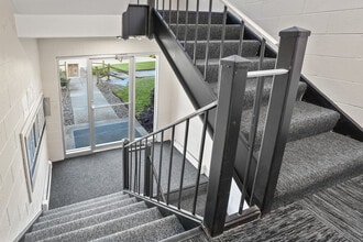 West Creek Apartments in Cleveland, OH - Foto de edificio - Lobby