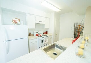 Retreat on Rosslyn in Houston, TX - Building Photo - Building Photo