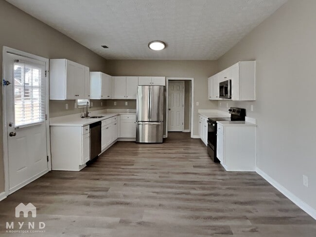 3302 Summer Brooke Ln in Union City, GA - Building Photo - Building Photo