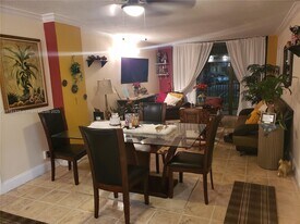 3101 N Country Club Dr in Aventura, FL - Building Photo