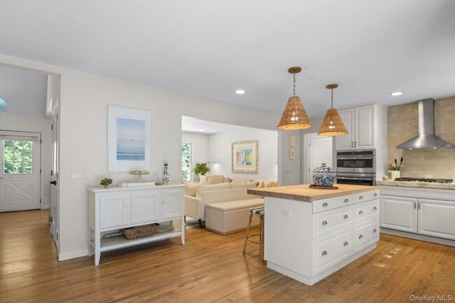 2421 Noyack Rd in Southampton, NY - Building Photo - Building Photo