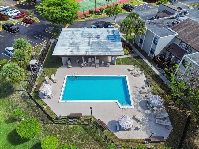 10010 NW 9th St Cir in Miami, FL - Building Photo - Building Photo