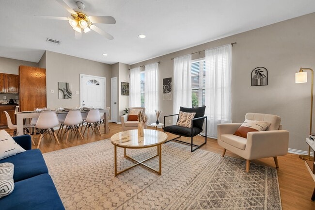 1425 E James St in Waco, TX - Foto de edificio - Building Photo