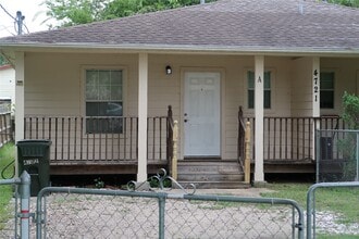 4721 9th St in Bacliff, TX - Foto de edificio - Building Photo