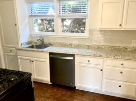 2411 Oak St, Unit B in Santa Monica, CA - Building Photo