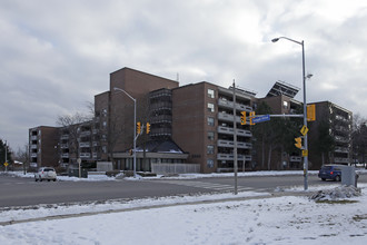 Hillside Place in Mississauga, ON - Building Photo - Building Photo