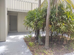 2208 Bahia Vista St, Unit F1 in Sarasota, FL - Building Photo - Building Photo