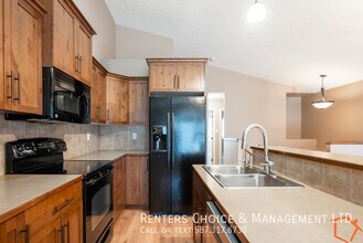 Family Home on Silkstone with AC and Driveway Parking in Lethbridge, AB - Building Photo - Building Photo