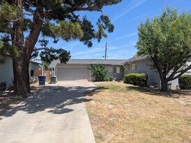 2208 Holden Way in Bakersfield, CA - Building Photo