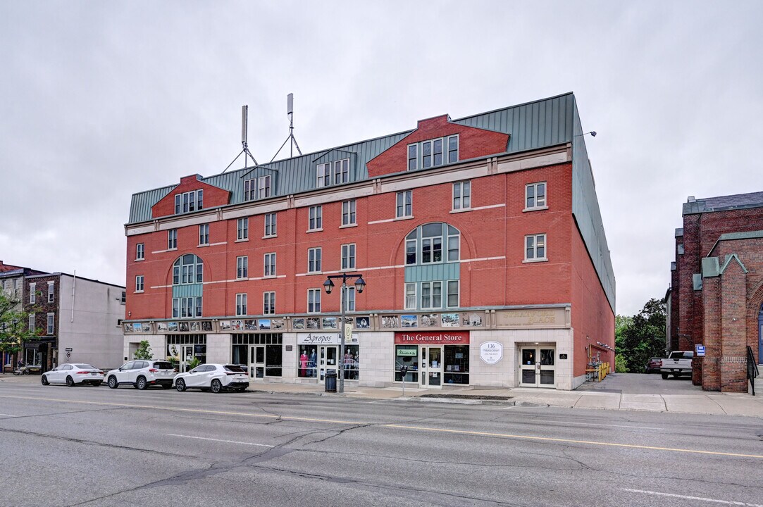 136 Ontario St in Stratford, ON - Building Photo