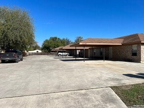 1118 W Goodwin St in Pleasanton, TX - Building Photo - Building Photo