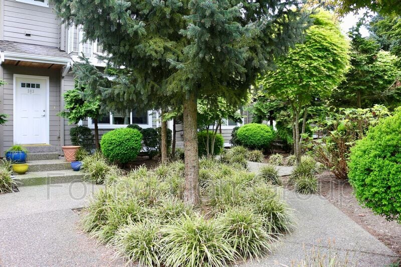 12545 Roosevelt Way NE in Seattle, WA - Foto de edificio