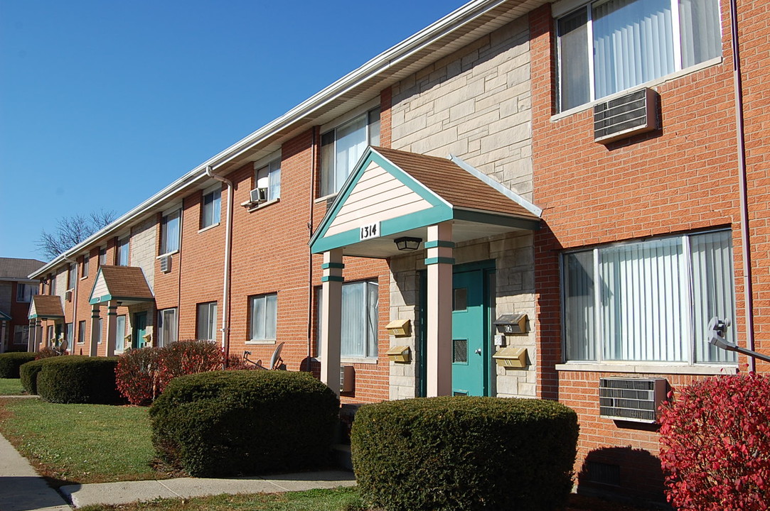 Autumnwood Apartments in Aurora, IL - Building Photo