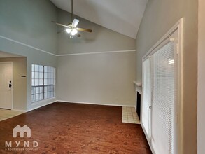 9747 Whitehurst Dr in Dallas, TX - Foto de edificio - Building Photo