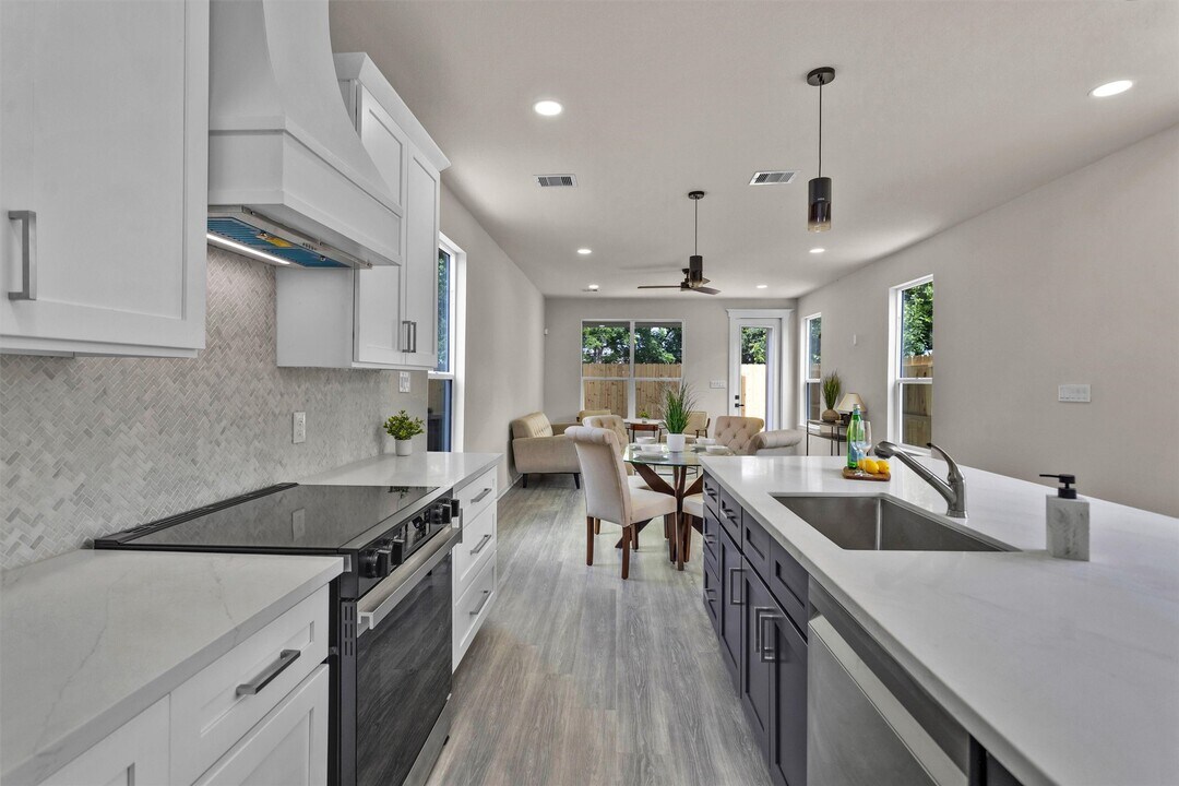 2413 Harlem St in Houston, TX - Building Photo