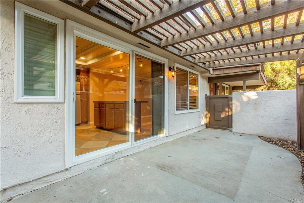 22133 James Alan Cir in Los Angeles, CA - Building Photo