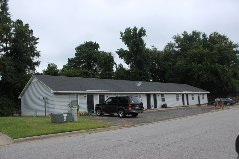 100 Brookwood Dr in Greenville, NC - Building Photo