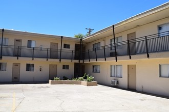 Cedar Palms Apartments in Fresno, CA - Building Photo - Building Photo