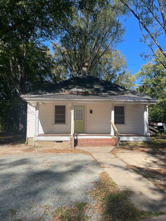 229 Temple Ave in Sanford, NC - Building Photo