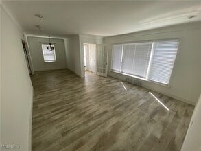 29520 Cresthaven Dr in Willowick, OH - Building Photo - Building Photo