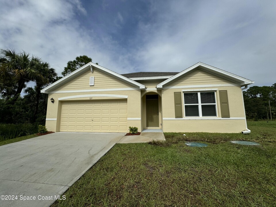 527 Scarsdale St in Palm Bay, FL - Building Photo