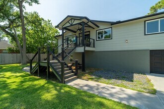 719 Fairfield Ave in Shoreacres, TX - Foto de edificio - Building Photo