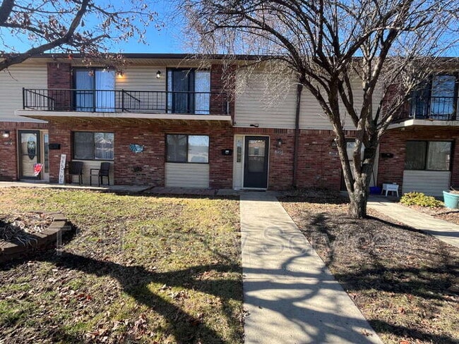 property at 1090 Greenwood Trail W Dr