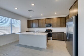 405 Isla Enclave Wy in Henderson, NV - Building Photo - Building Photo