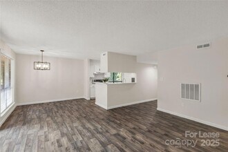 7205 Winery Ln in Charlotte, NC - Foto de edificio - Building Photo