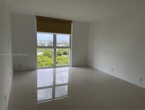 2000 Towerside Terrace in Miami, FL - Building Photo - Building Photo