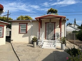 4625 Kingswell Ave in Los Angeles, CA - Building Photo