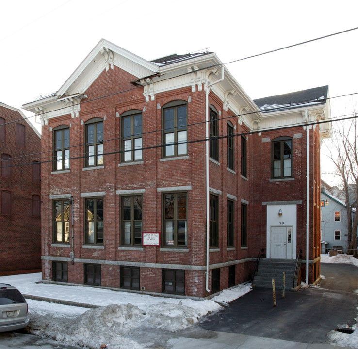 70 N Main St in Woonsocket, RI - Foto de edificio