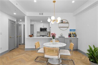 1074 Peachtree Walk NE in Atlanta, GA - Building Photo - Building Photo