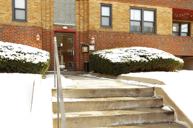 College Manor Apartments in Pittsburgh, PA - Building Photo - Building Photo