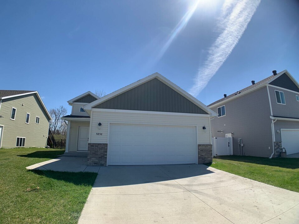5856 Deb Dr W in West Fargo, ND - Building Photo