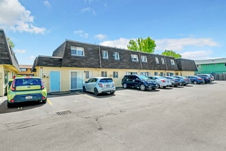 Villa Chateau Apartments in Corvallis, OR - Building Photo - Building Photo