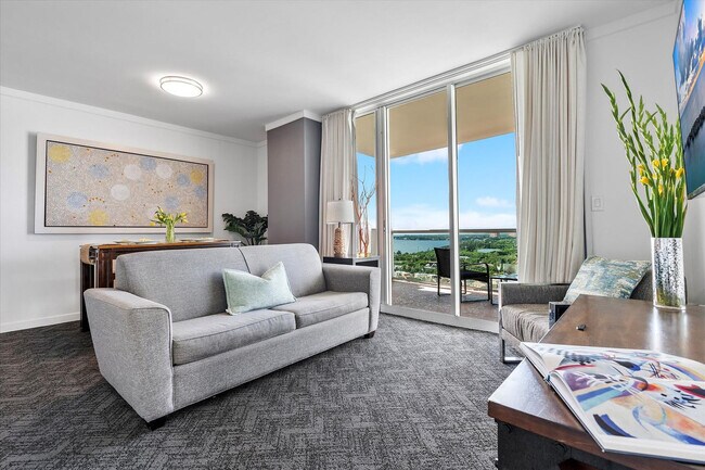 2889 McFarlane Rd in Miami, FL - Foto de edificio - Building Photo