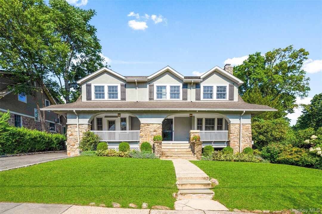 6 Summit Ave in Larchmont, NY - Building Photo